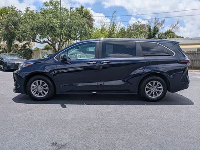 2025 Toyota Sienna XLE 8 Passenger
