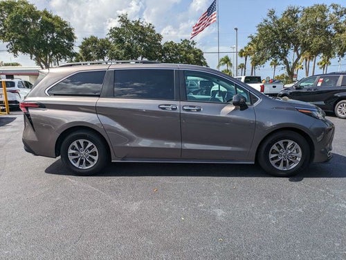 2022 Toyota Sienna XLE 8 Passenger