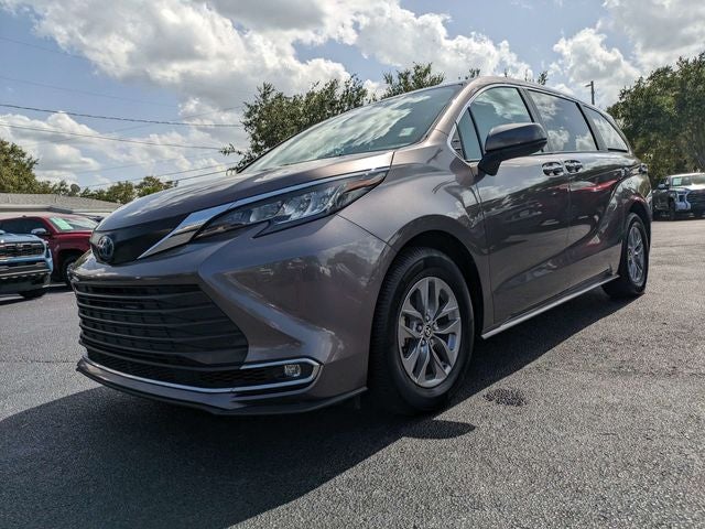 2022 Toyota Sienna XLE 8 Passenger