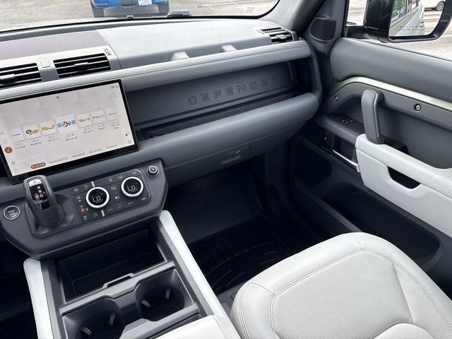 2025 Land Rover Defender 130 X-Dynamic SE