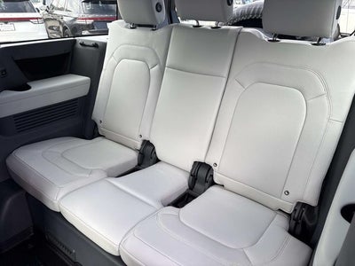 2025 Land Rover Defender 130 X-Dynamic SE