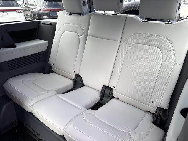 2025 Land Rover Defender 130 X-Dynamic SE
