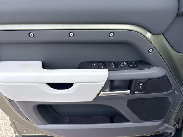 2025 Land Rover Defender 130 X-Dynamic SE