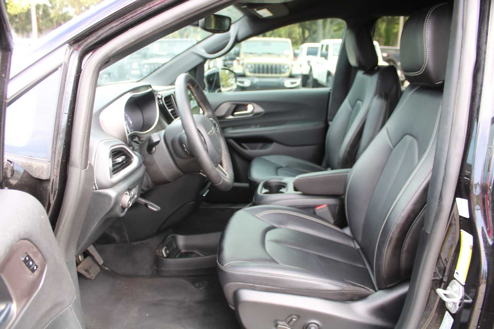 2025 Chrysler Pacifica Select