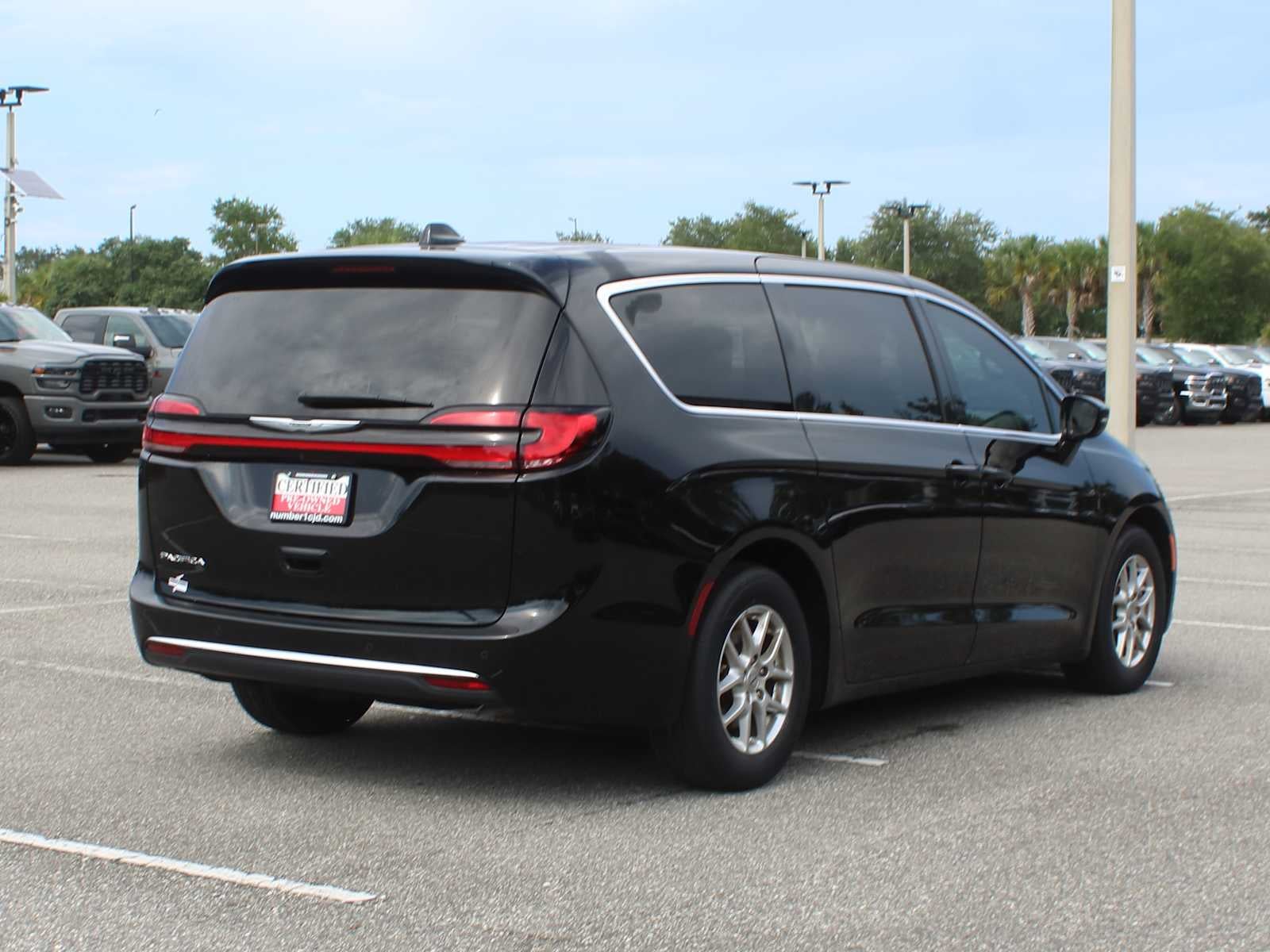 2025 Chrysler Pacifica Select
