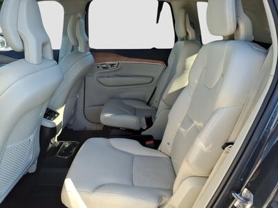 2022 Volvo XC90 Momentum