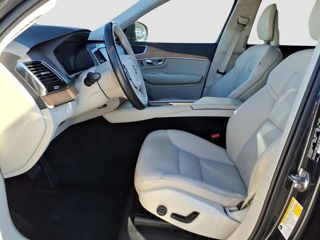 2022 Volvo XC90 Momentum