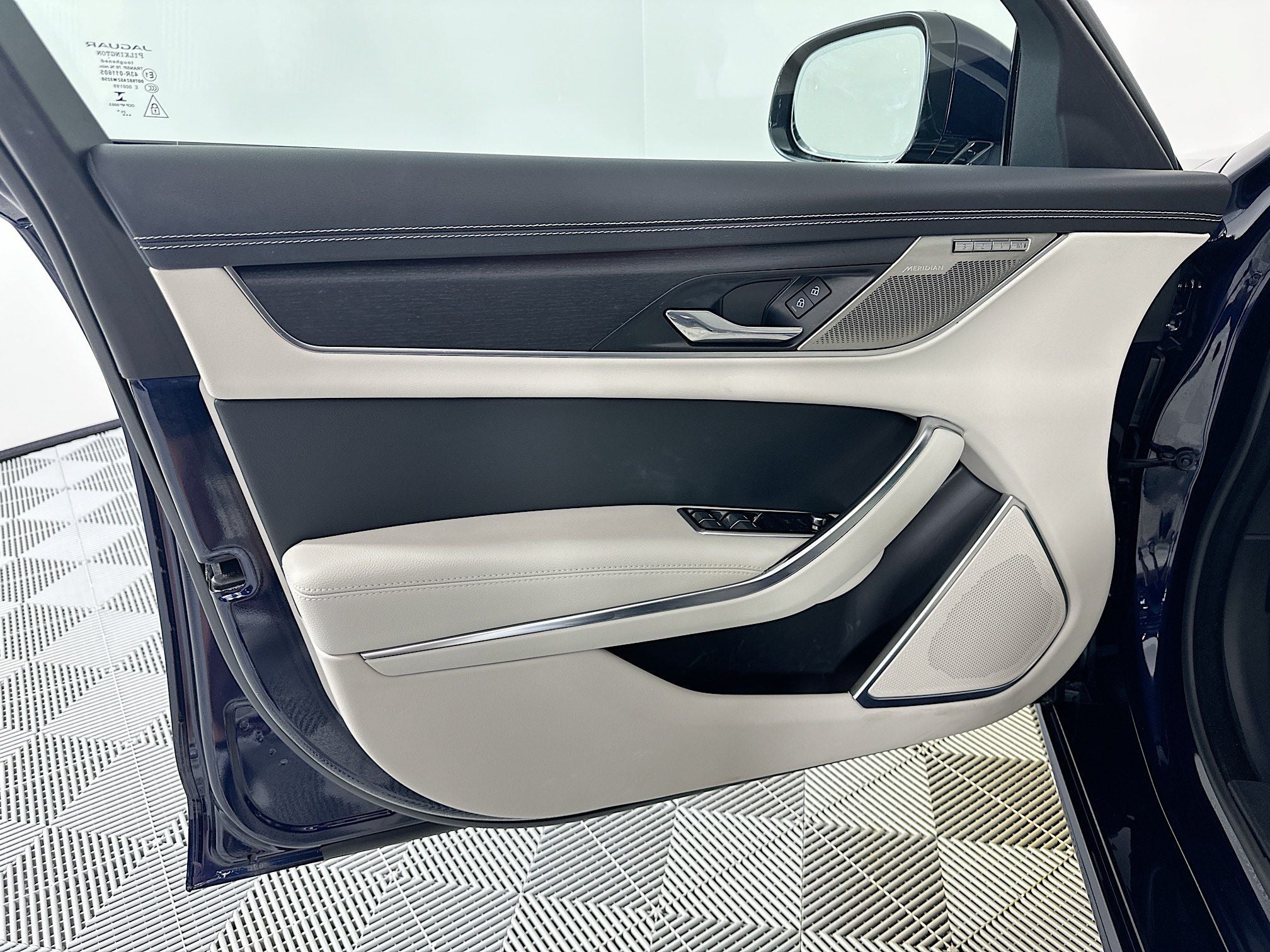 2024 Jaguar XF R-Dynamic SE