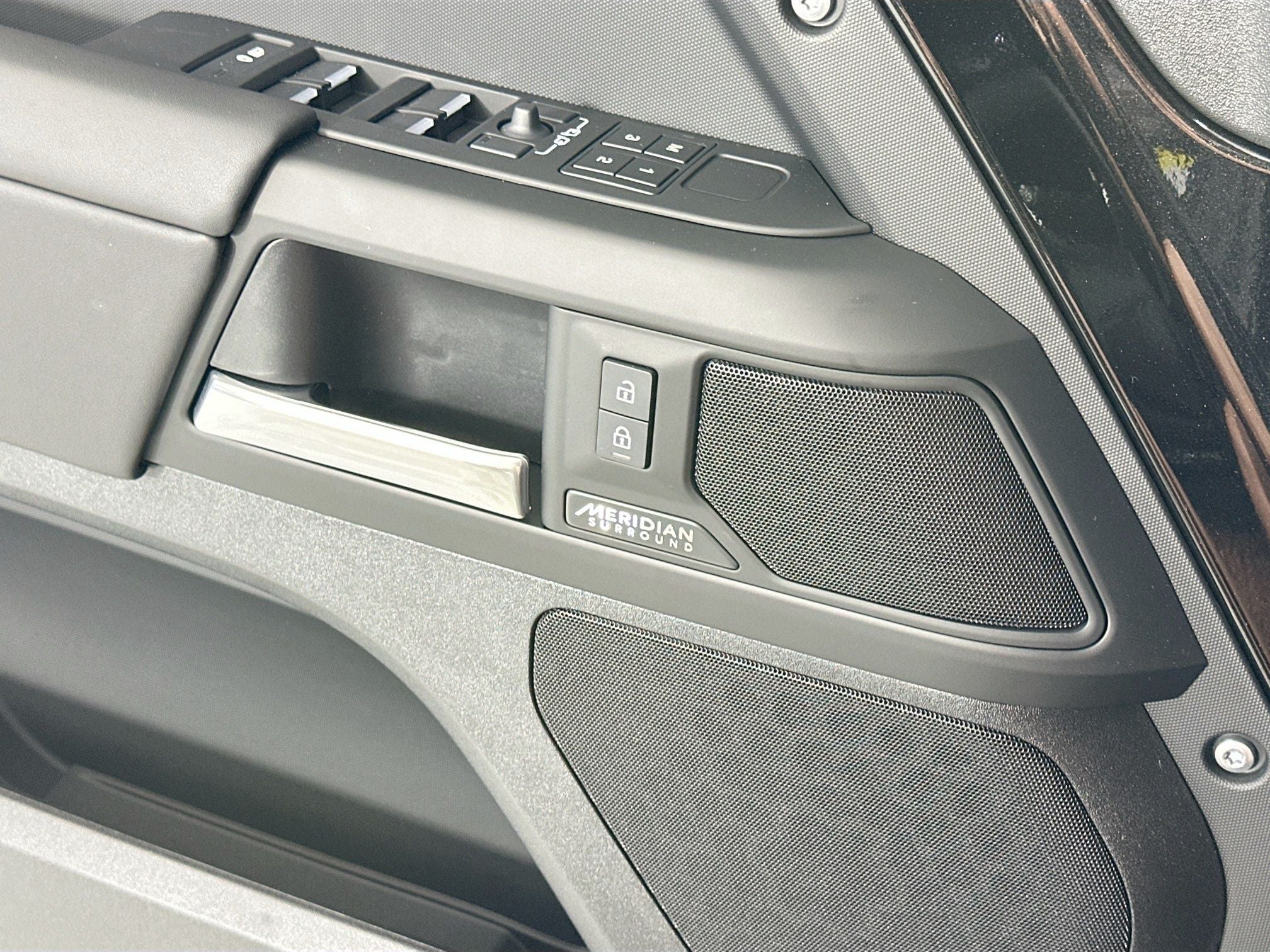 2026 Land Rover Defender 130 X-Dynamic SE