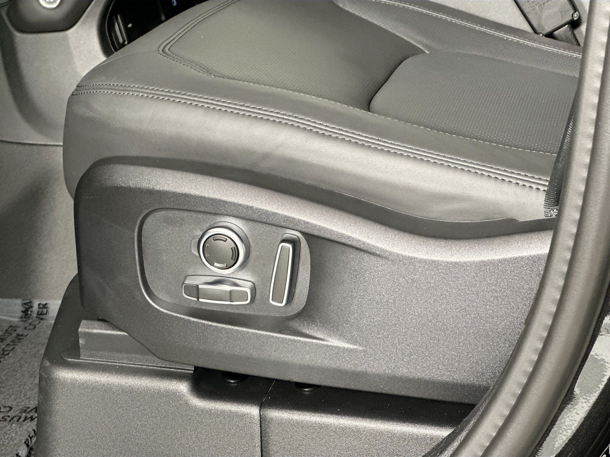 2026 Land Rover Defender 130 X-Dynamic SE