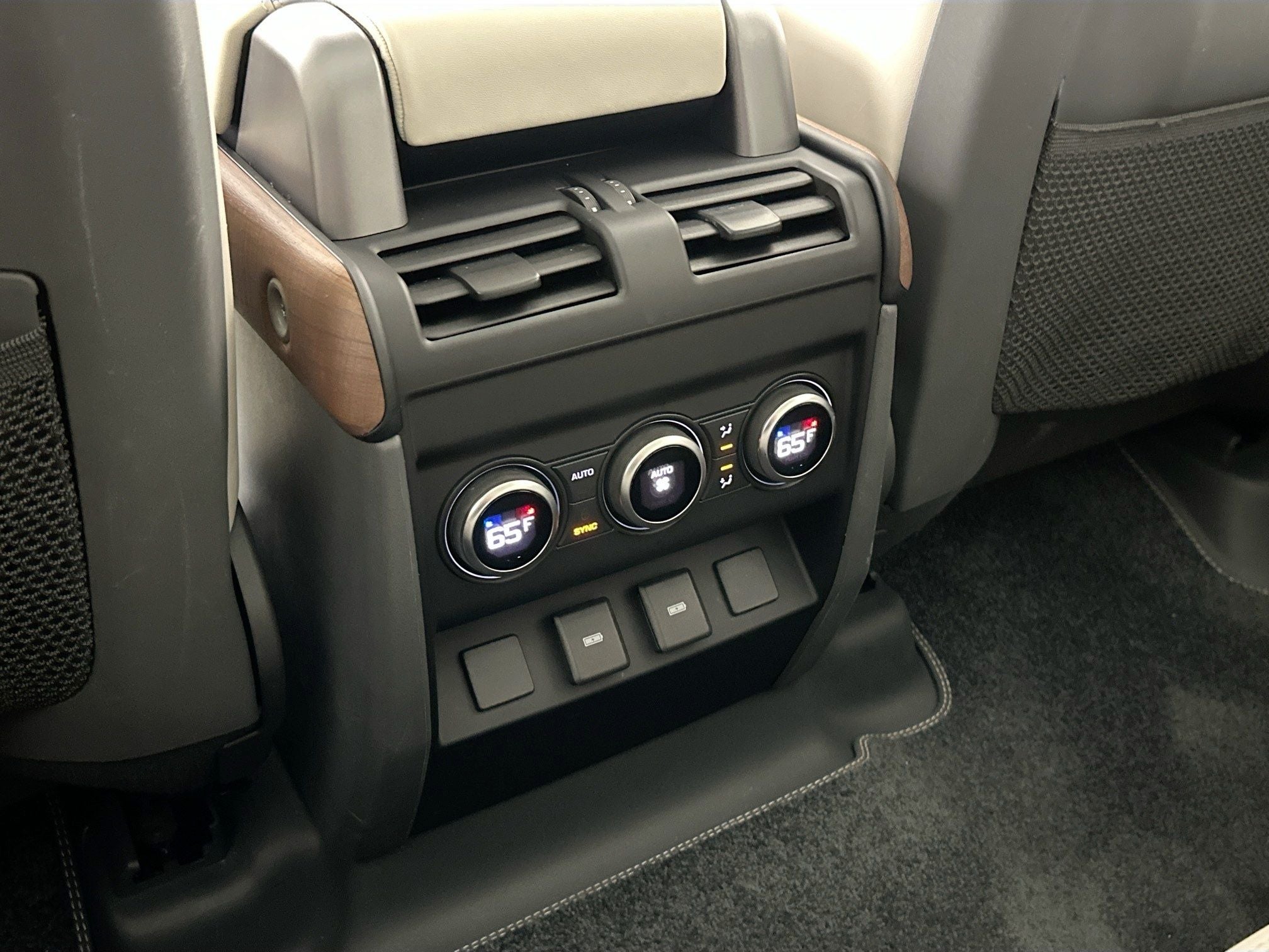 2024 Land Rover Defender 110 SE