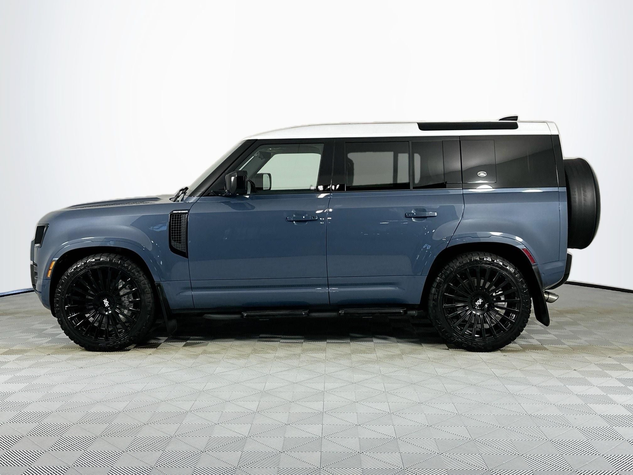 2024 Land Rover Defender 110 SE