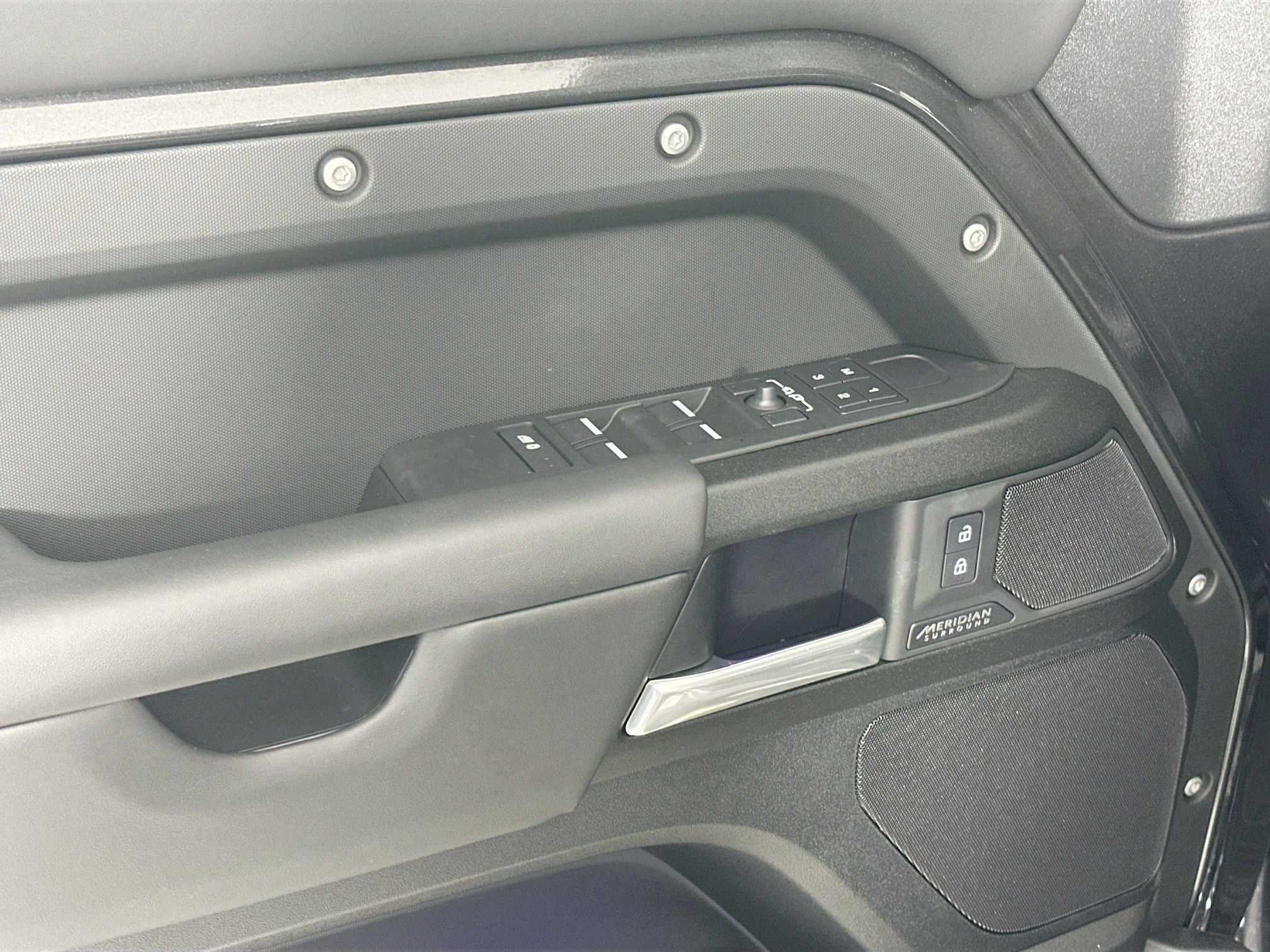 2025 Land Rover Defender 130 V8