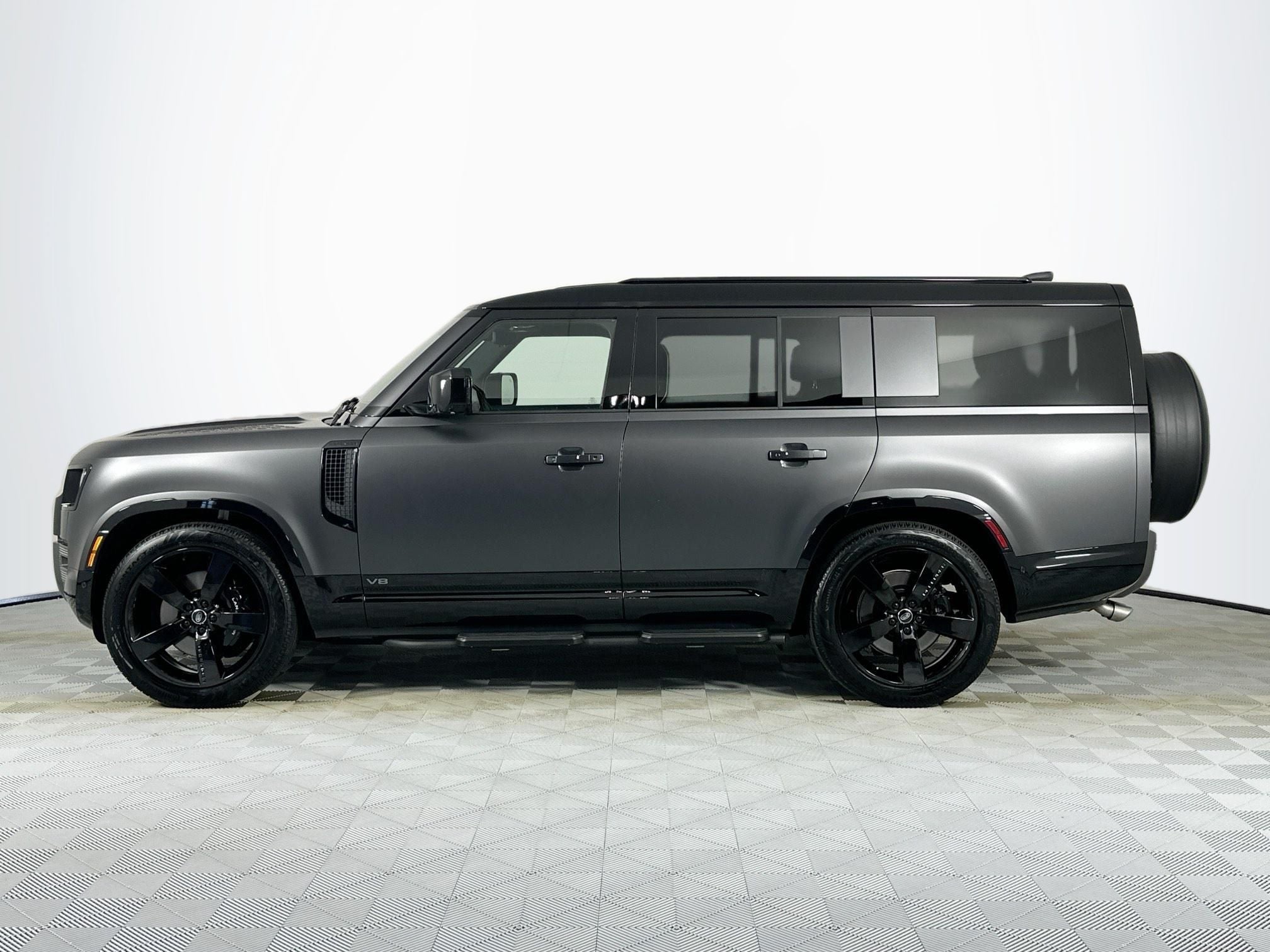 2025 Land Rover Defender 130 V8