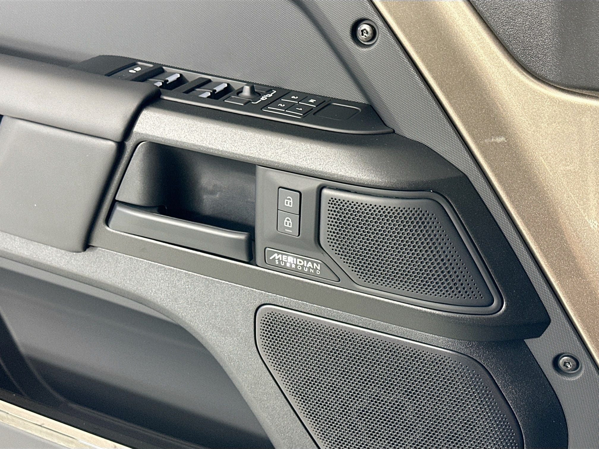 2025 Land Rover Defender 110 OCTA