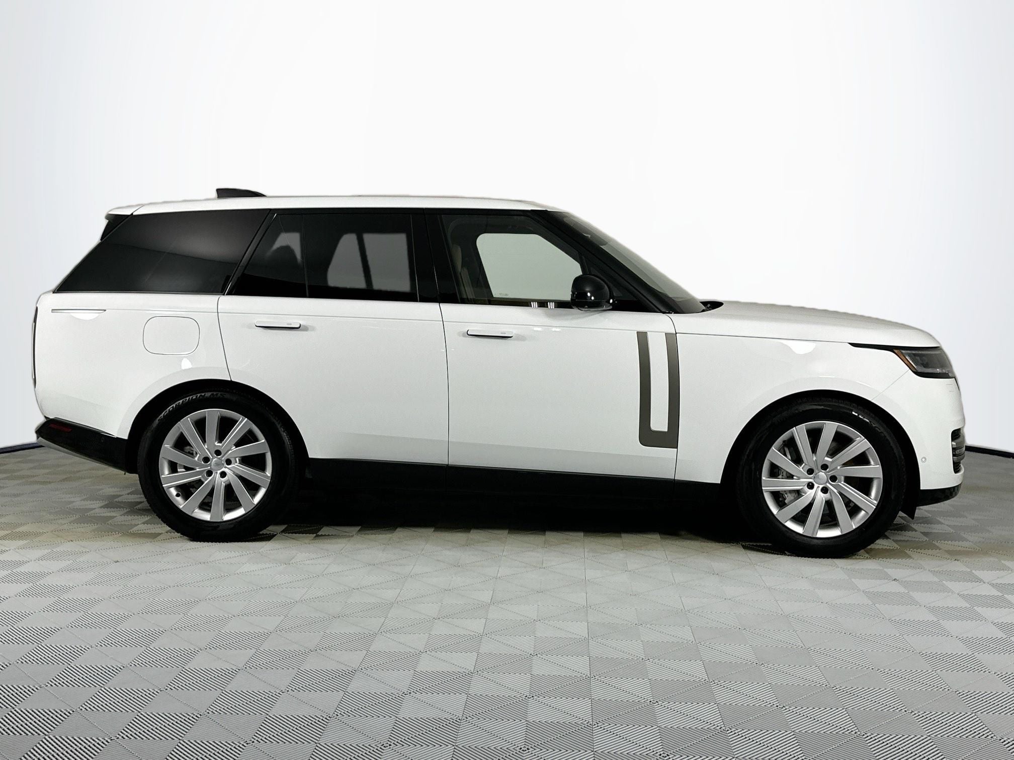 2025 Land Rover Range Rover Plug-In Hybrid SE
