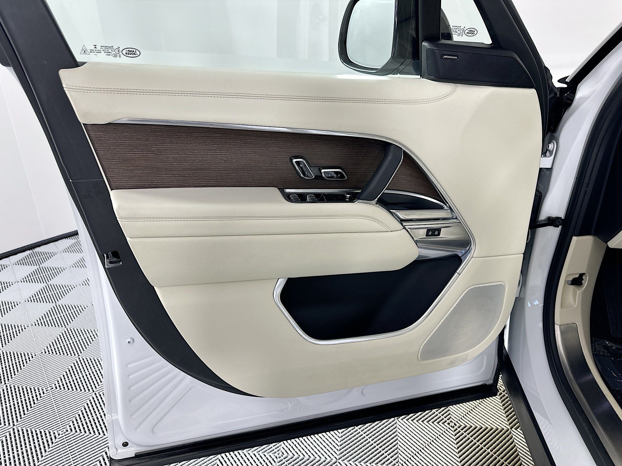 2023 Land Rover Range Rover SE LWB