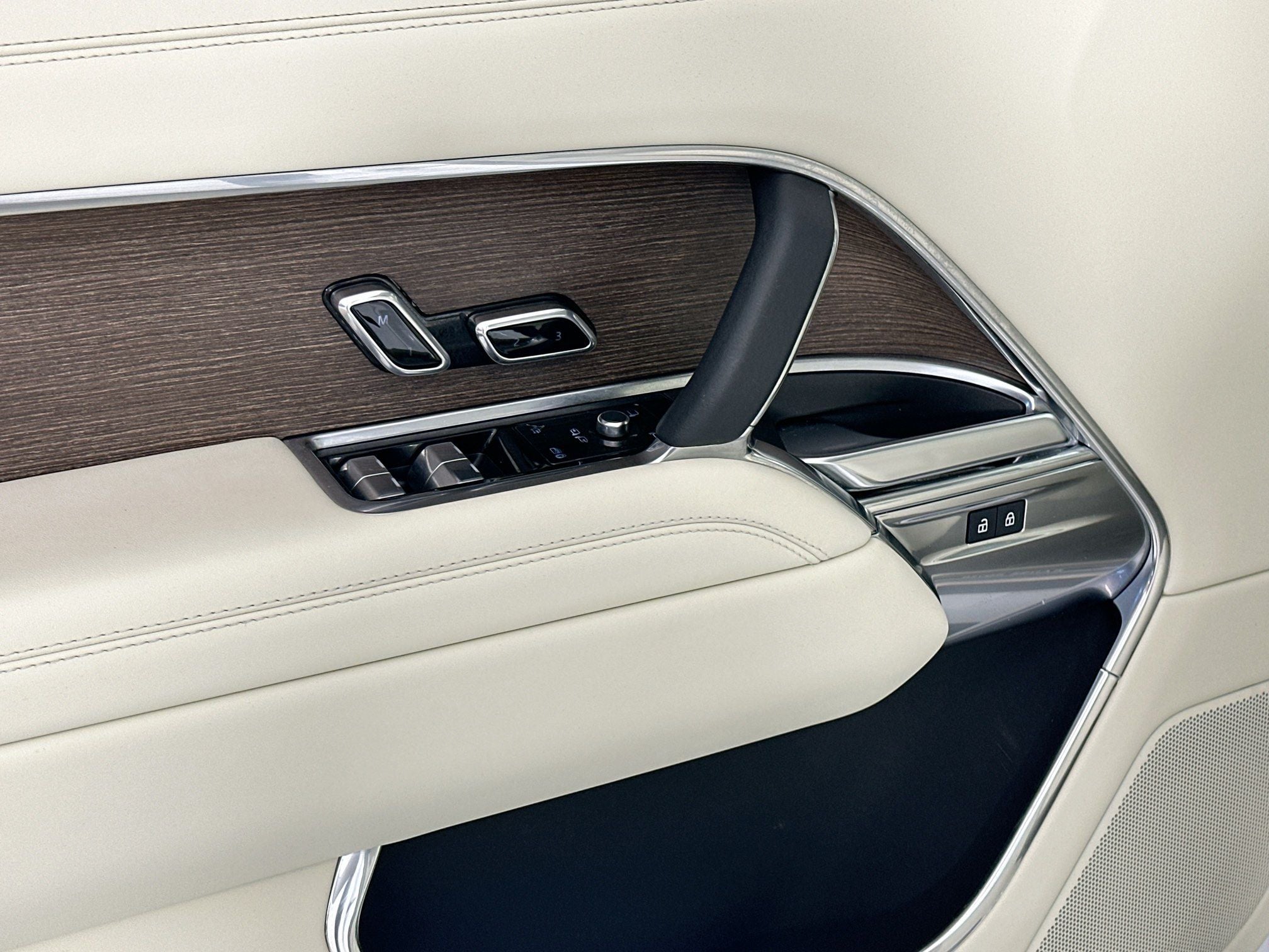 2025 Land Rover Range Rover SE LWB