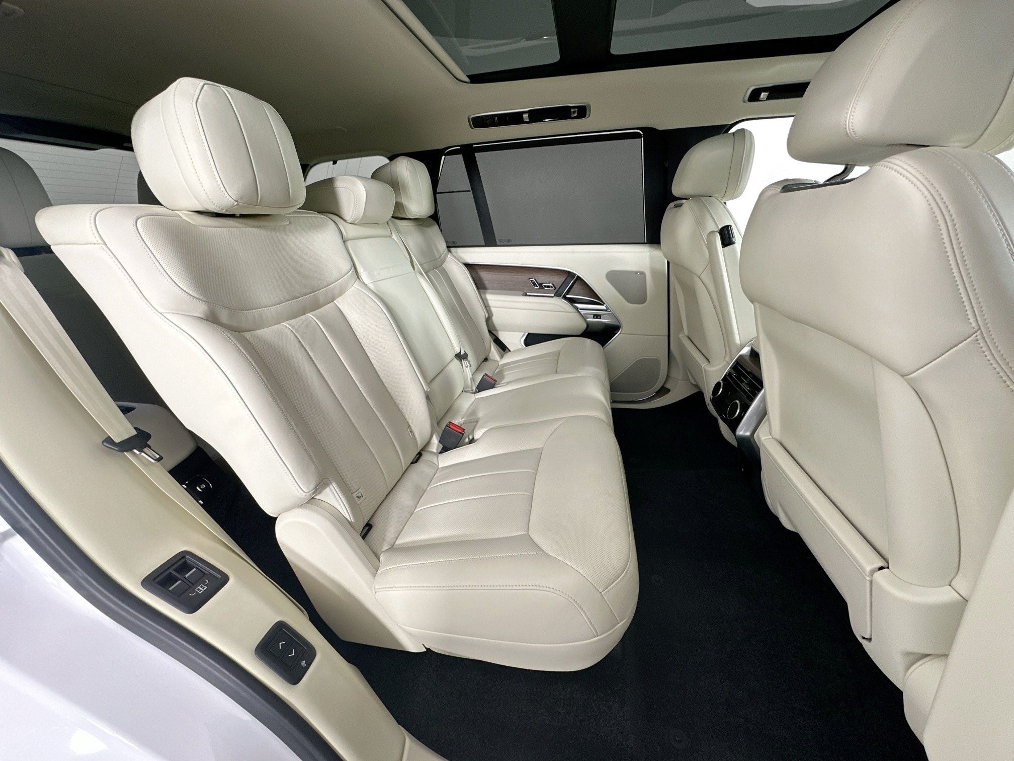 2025 Land Rover Range Rover SE LWB