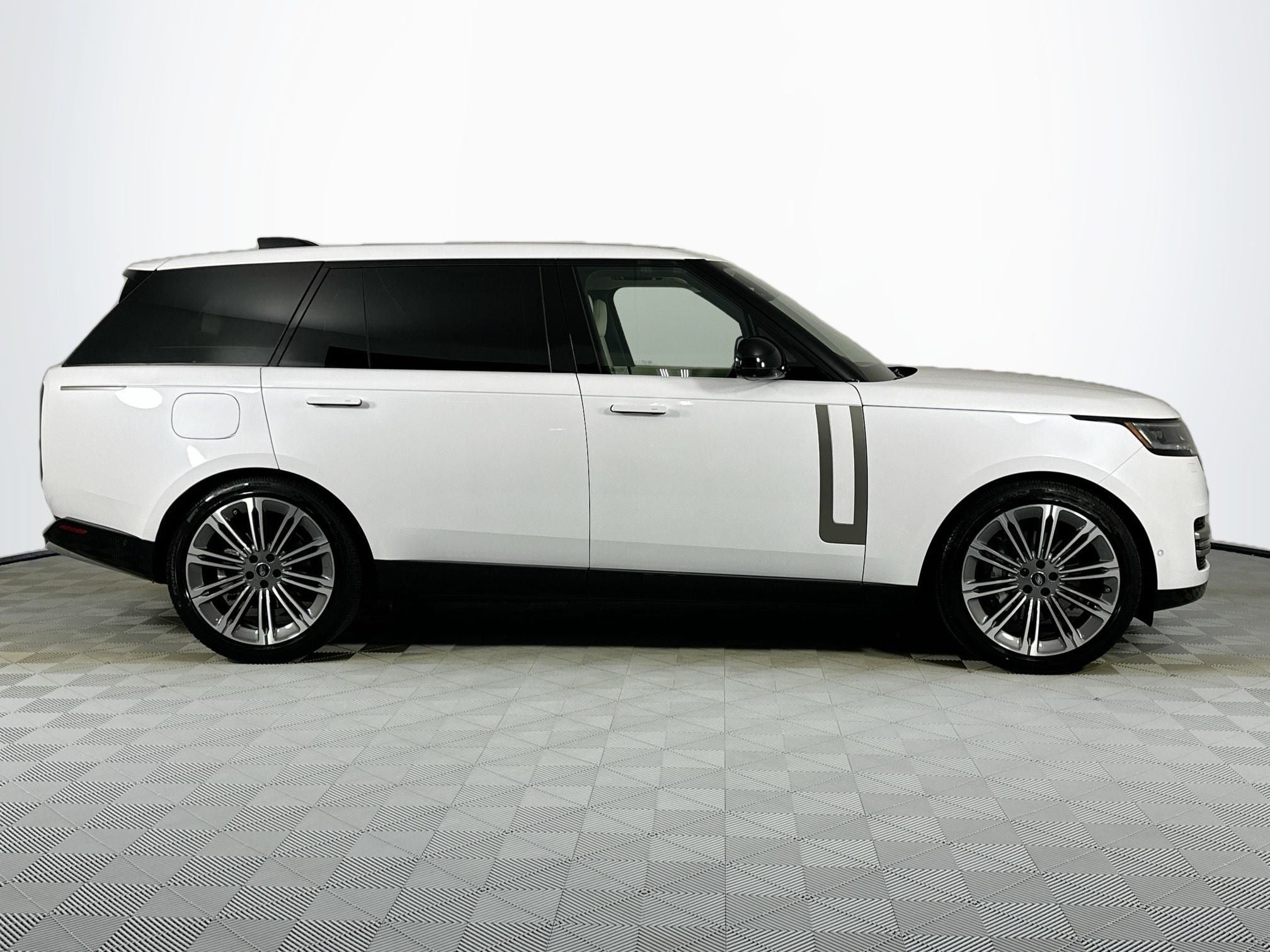 2025 Land Rover Range Rover SE LWB