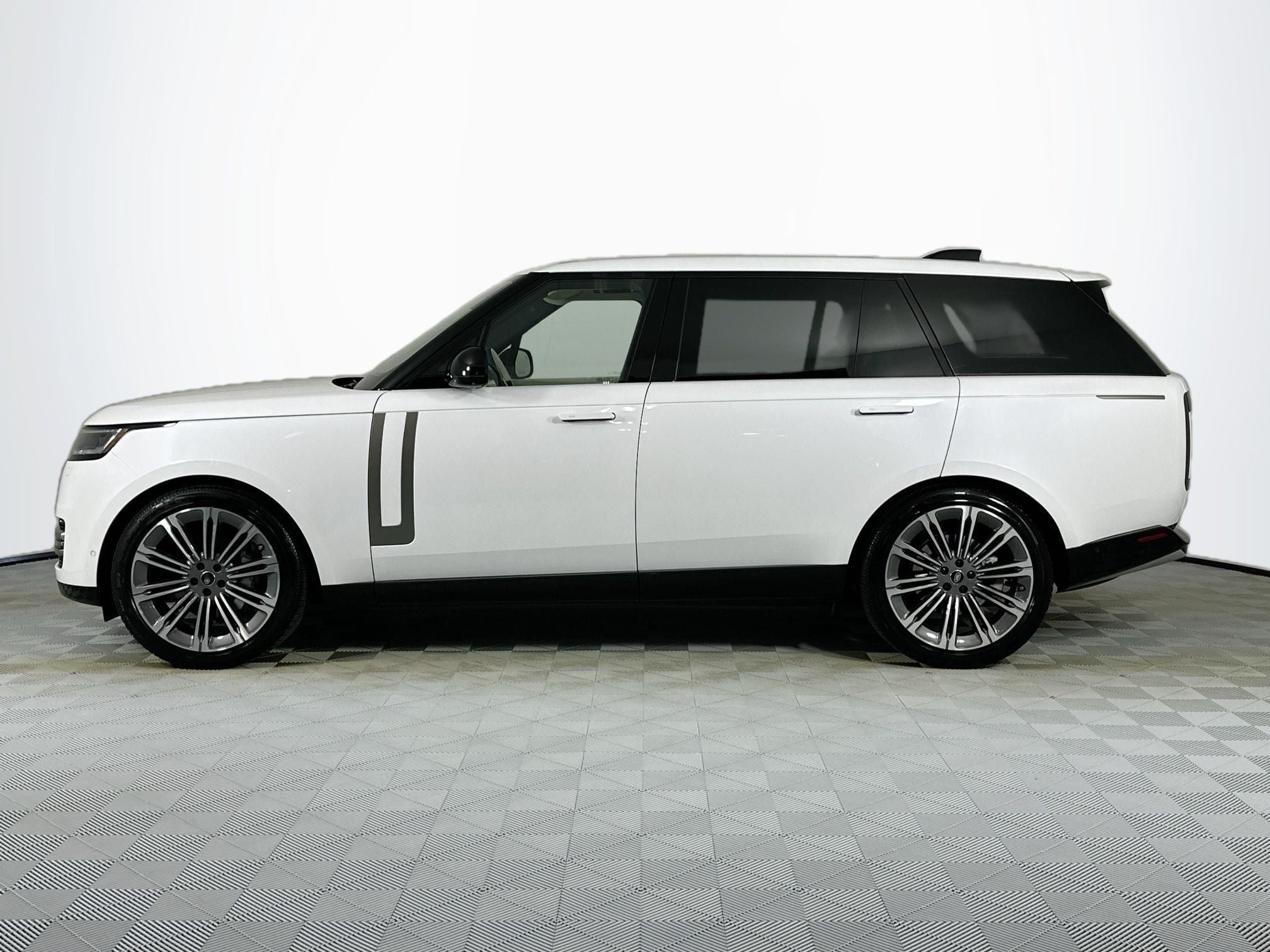 2025 Land Rover Range Rover SE LWB