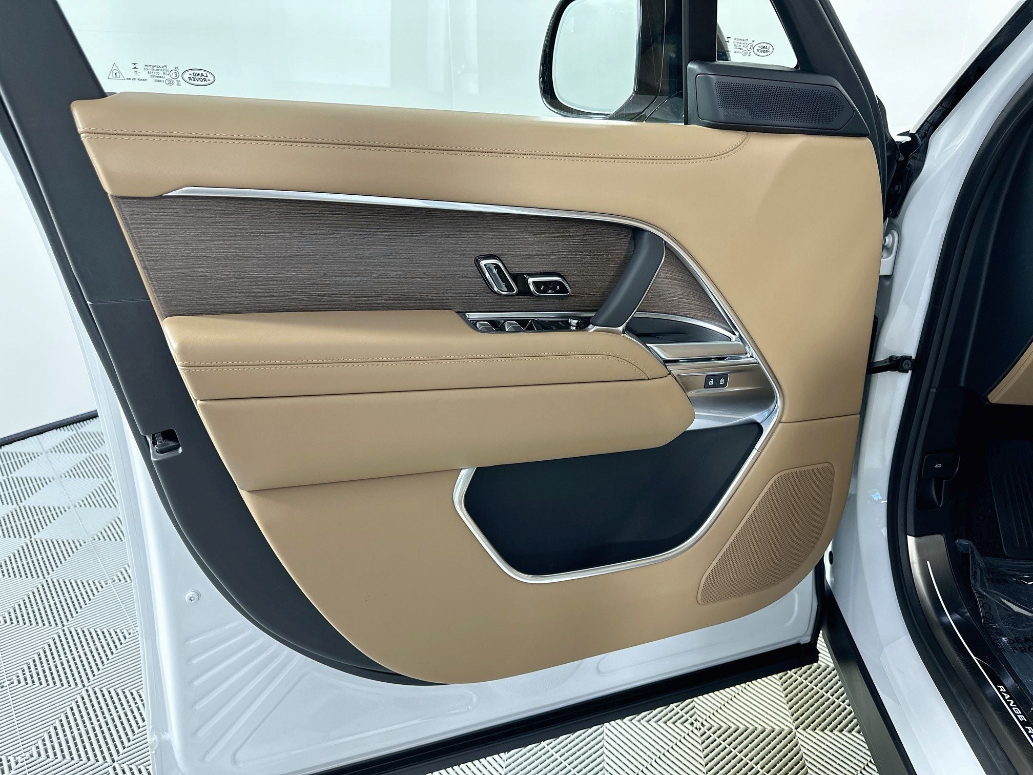 2025 Land Rover Range Rover SE LWB