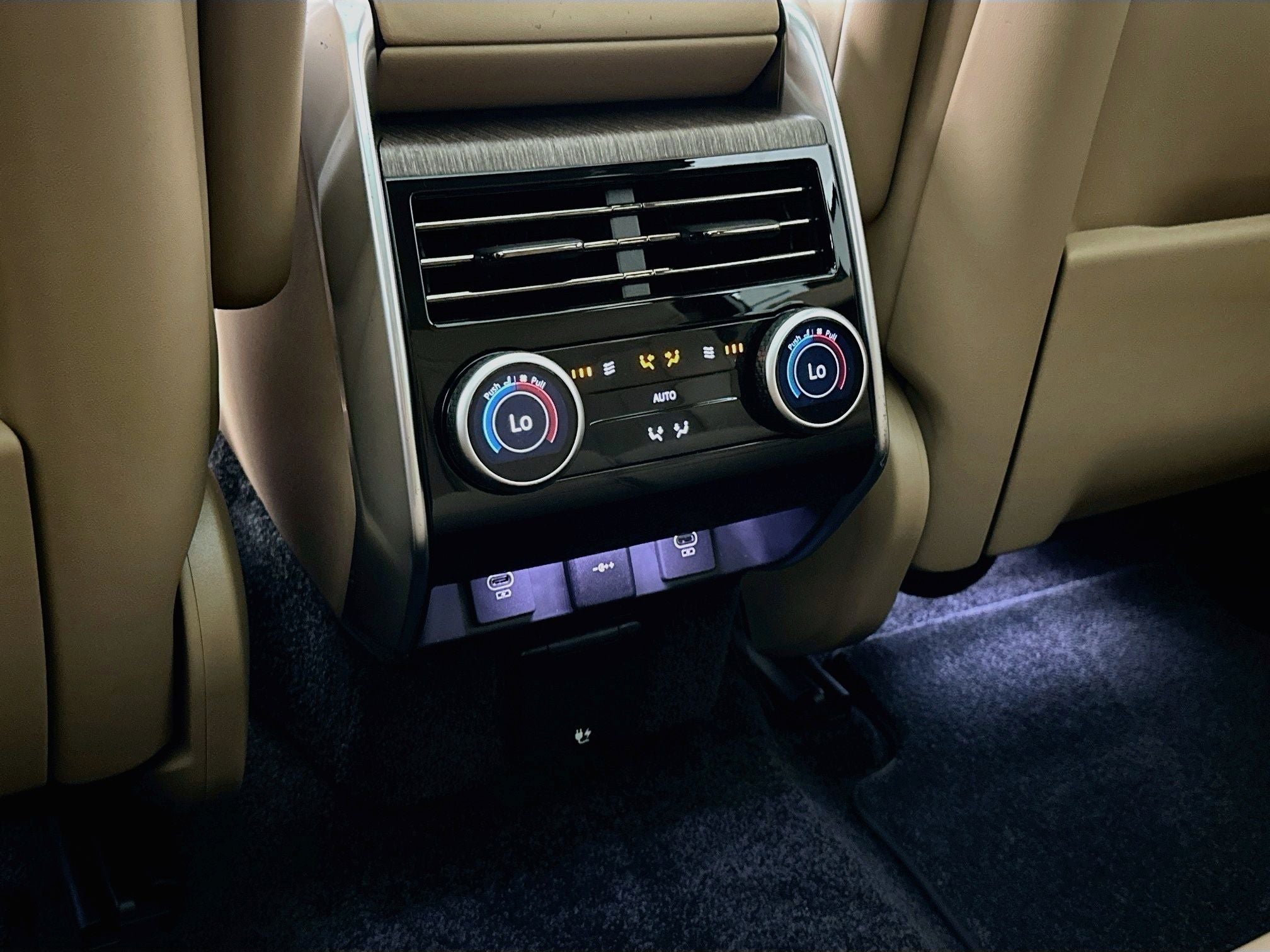 2025 Land Rover Range Rover SE LWB