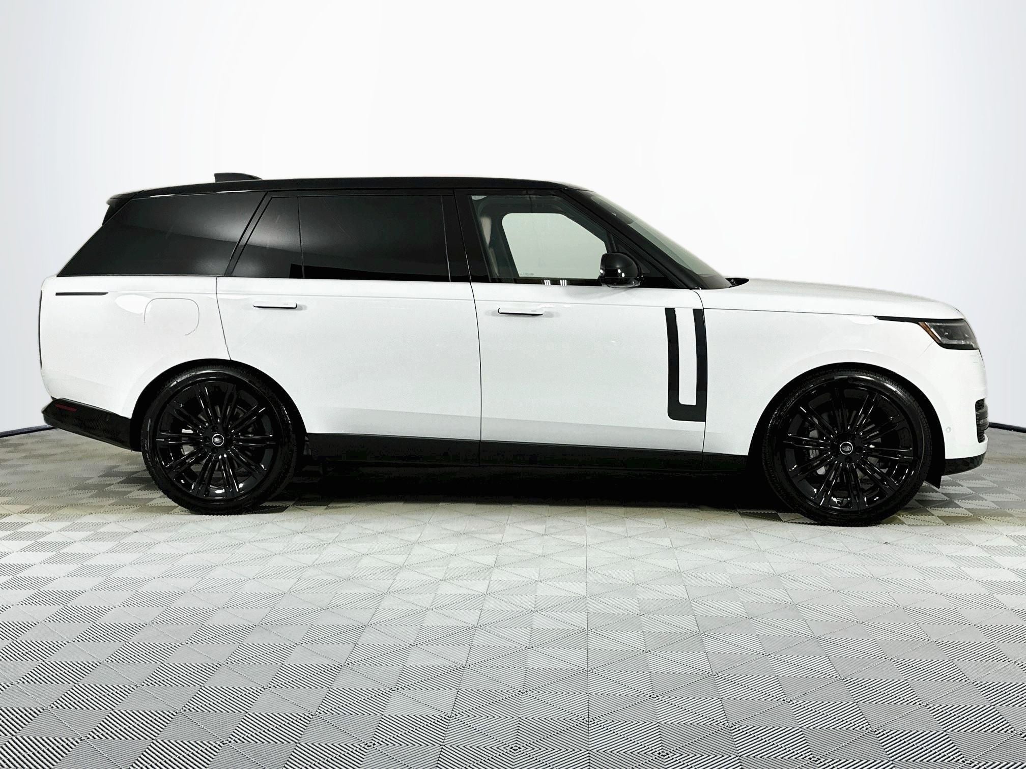 2025 Land Rover Range Rover SE LWB