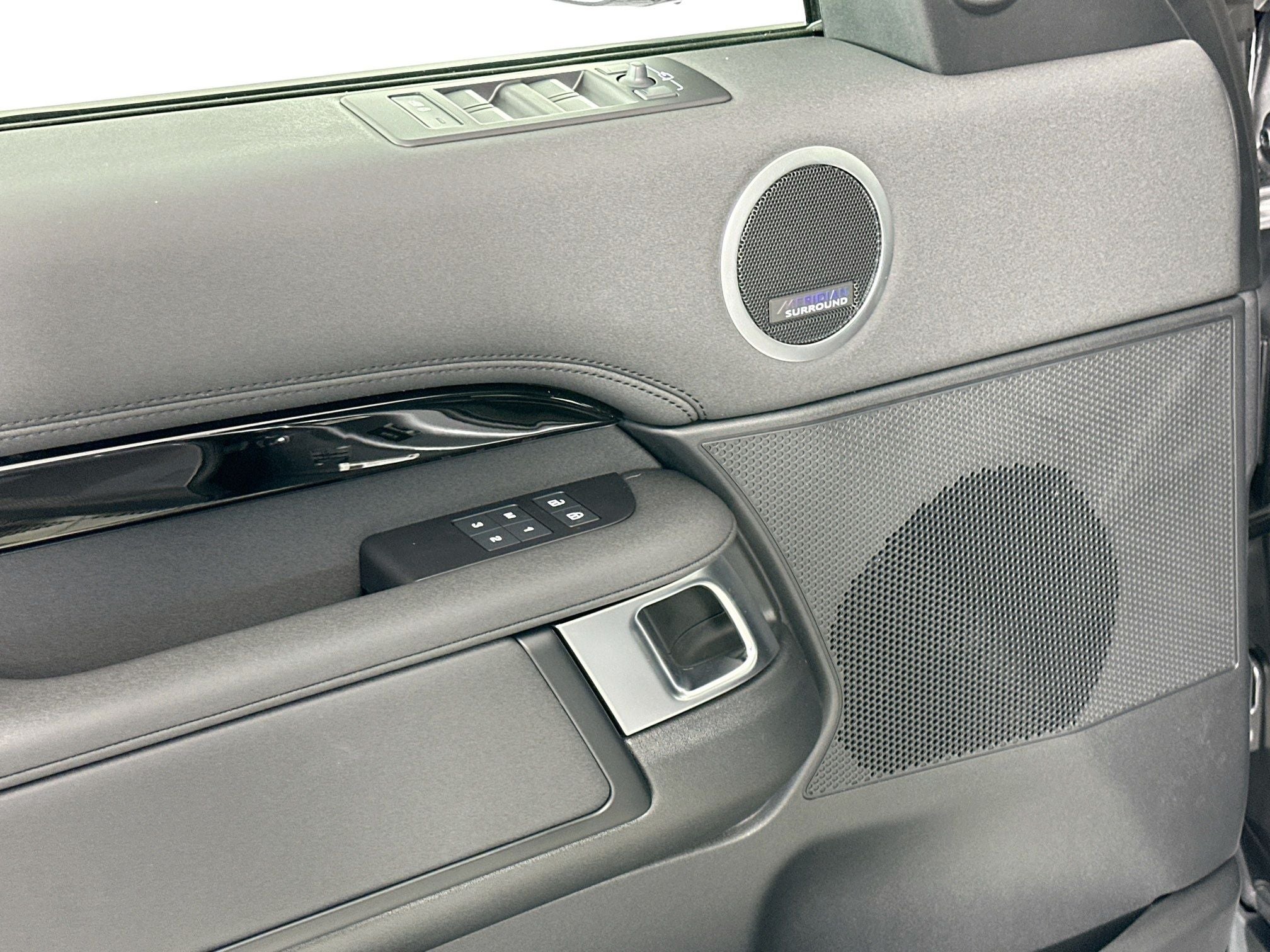 2025 Land Rover Discovery S