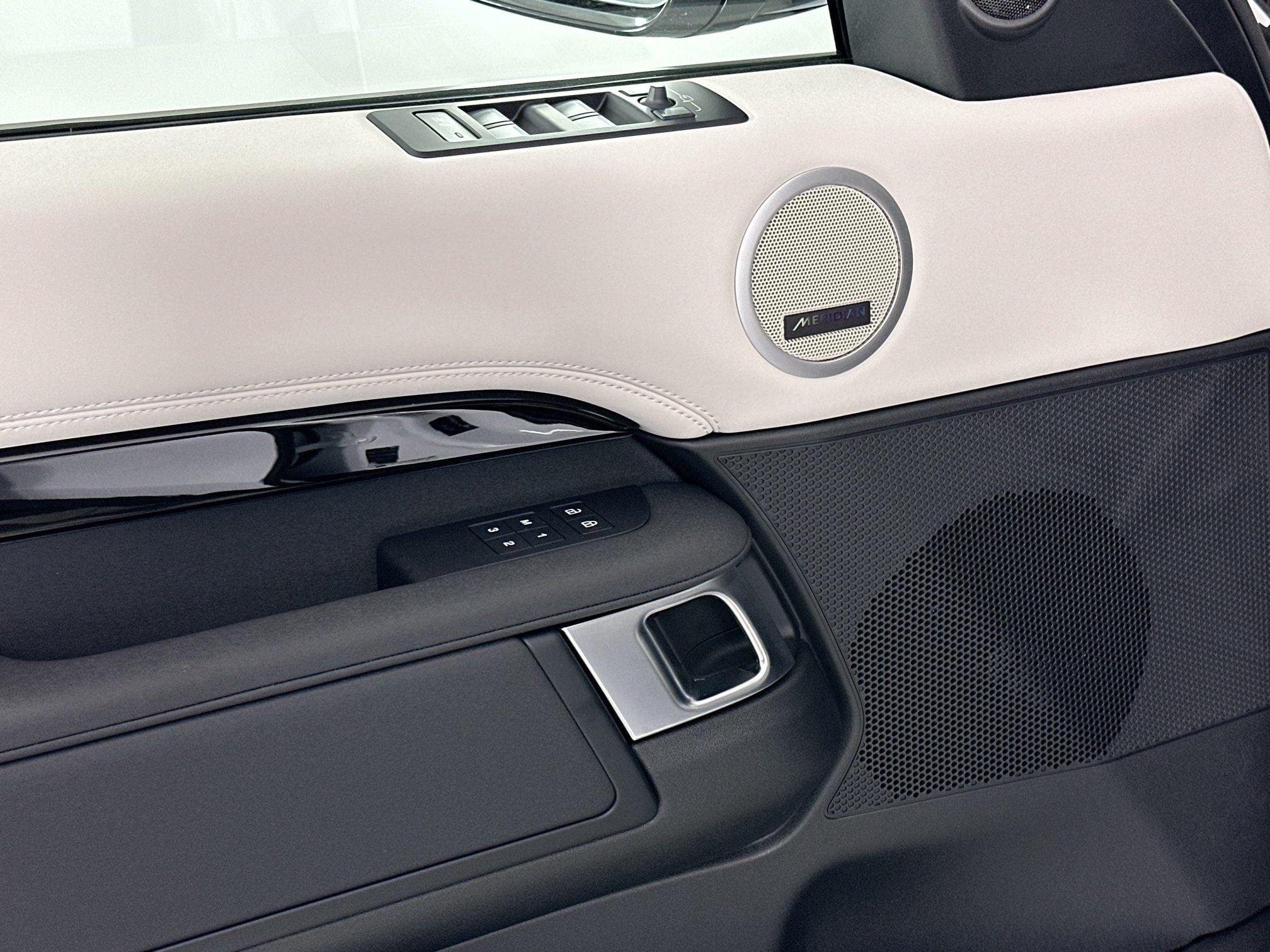 2025 Land Rover Discovery S