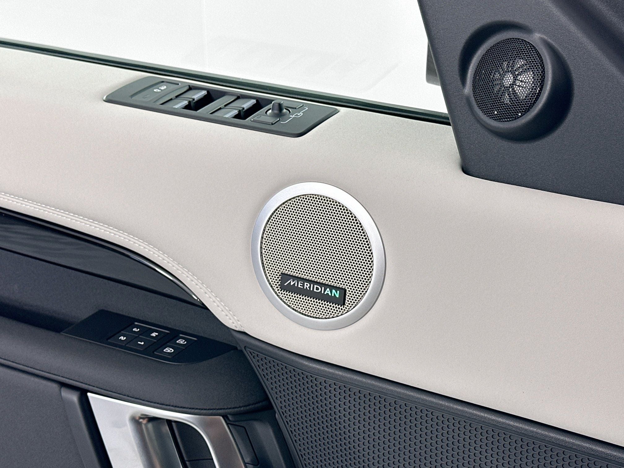 2025 Land Rover Discovery S