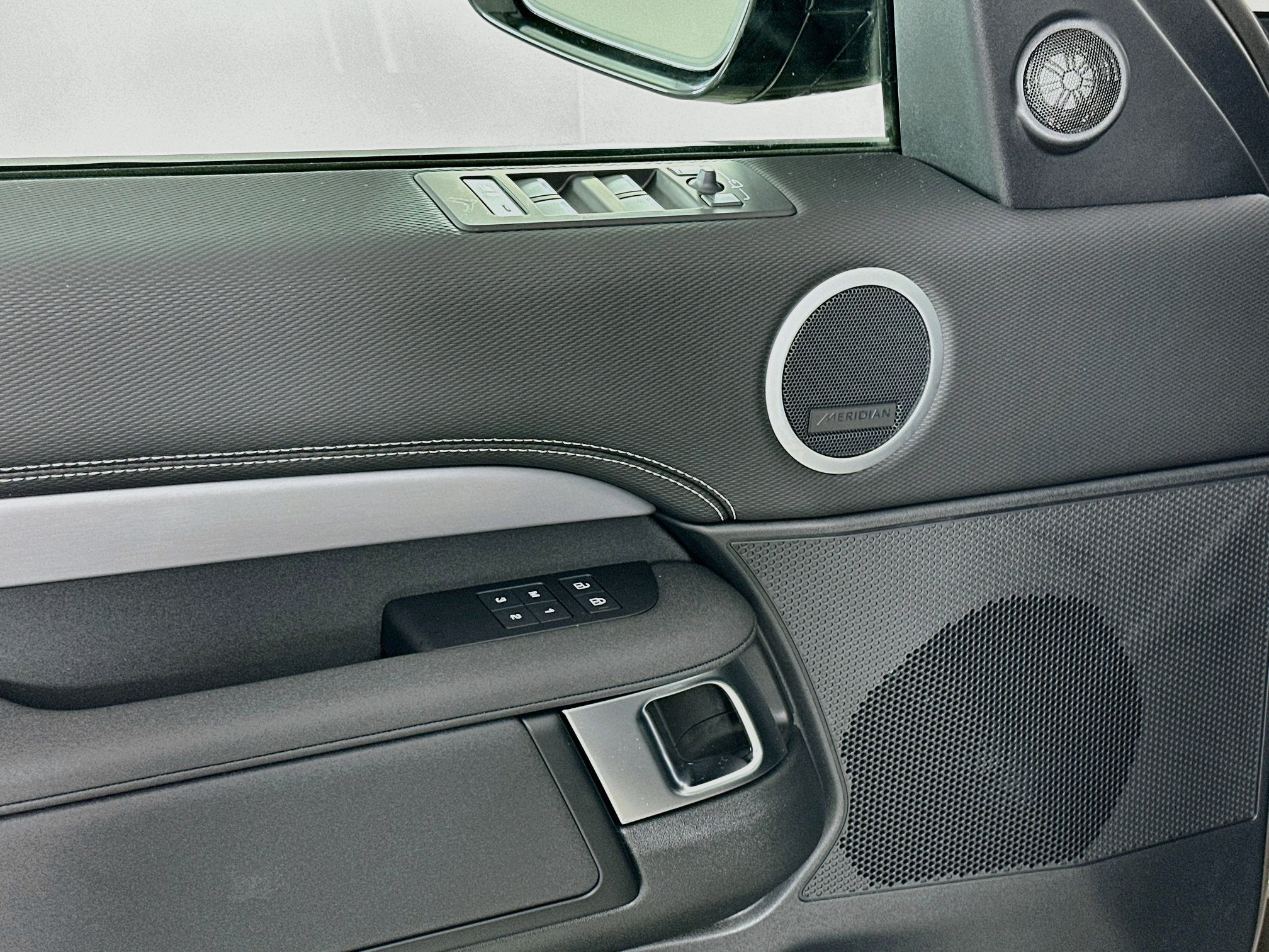 2026 Land Rover Discovery Dynamic SE