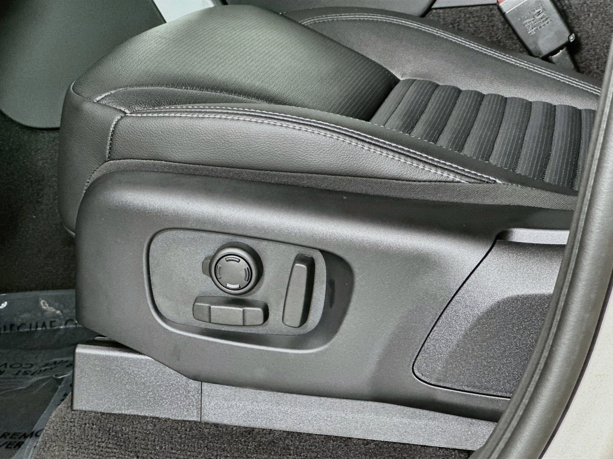 2026 Land Rover Discovery Dynamic SE