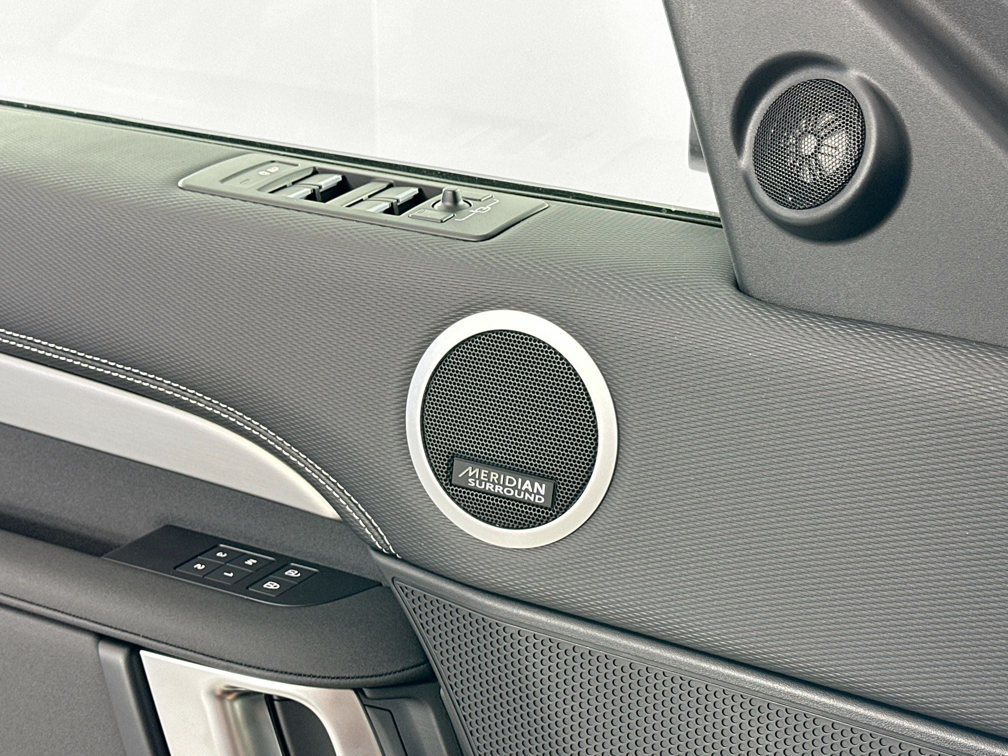 2025 Land Rover Discovery Dynamic SE