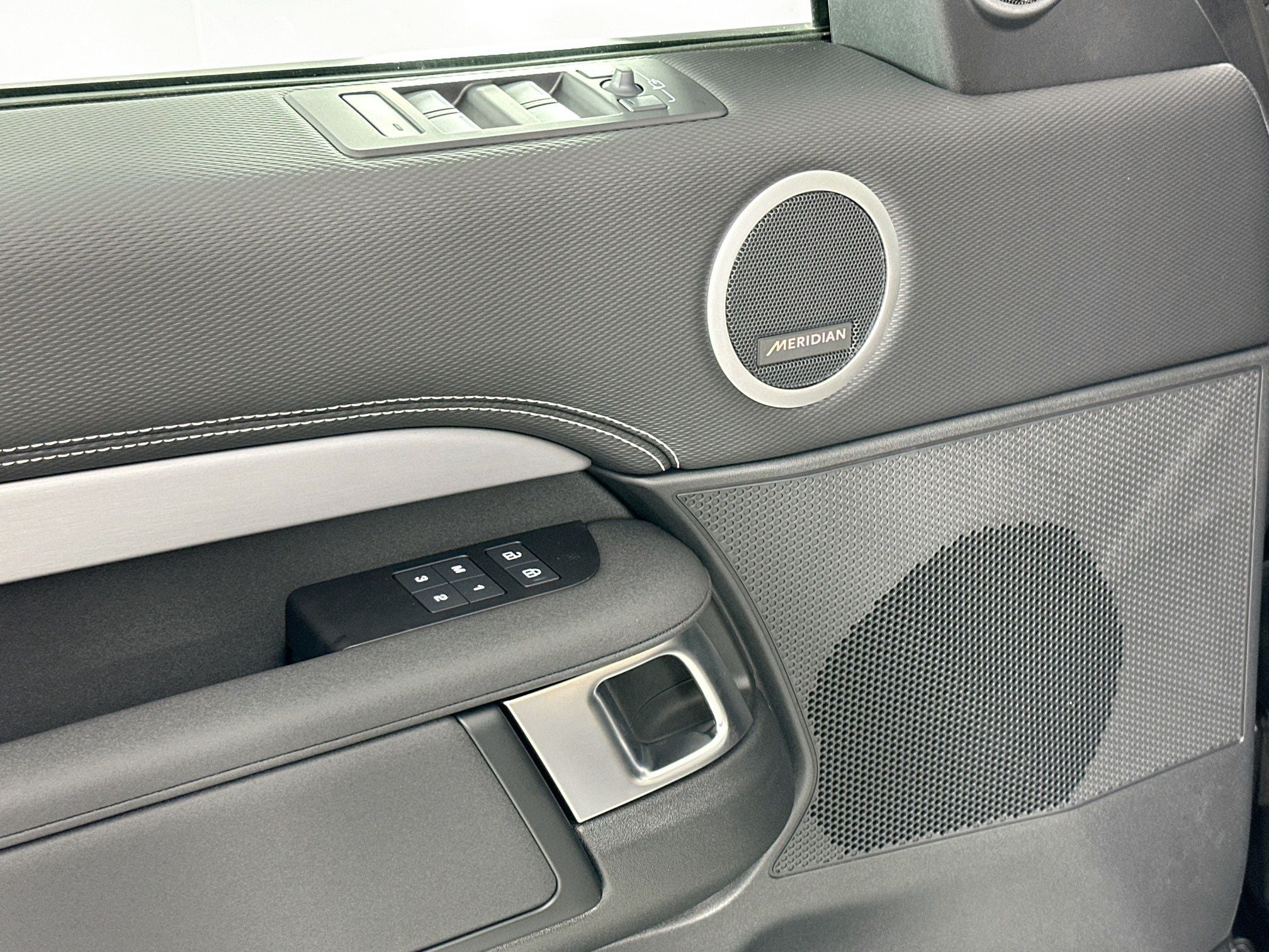 2025 Land Rover Discovery Dynamic SE