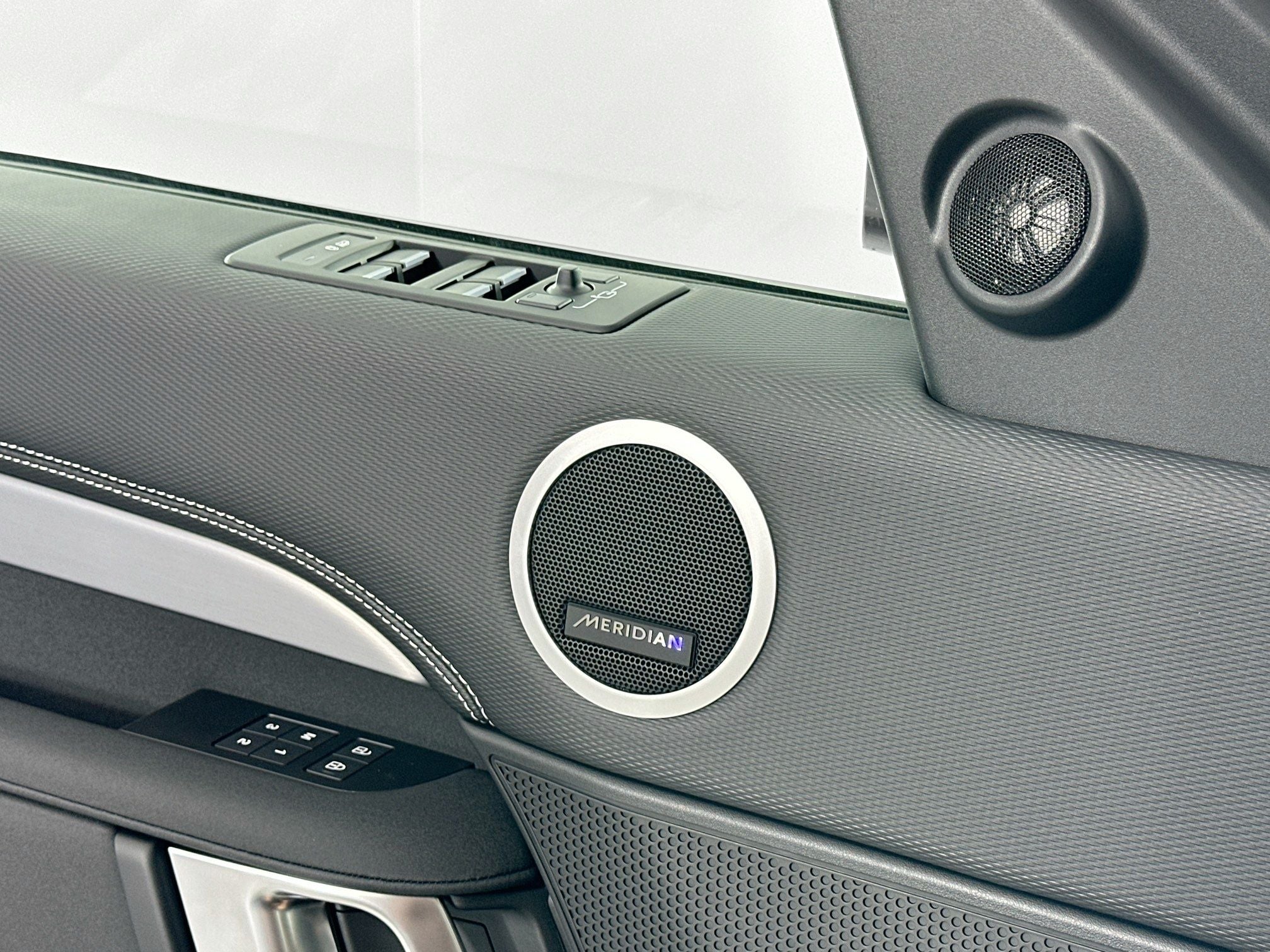 2025 Land Rover Discovery Dynamic SE