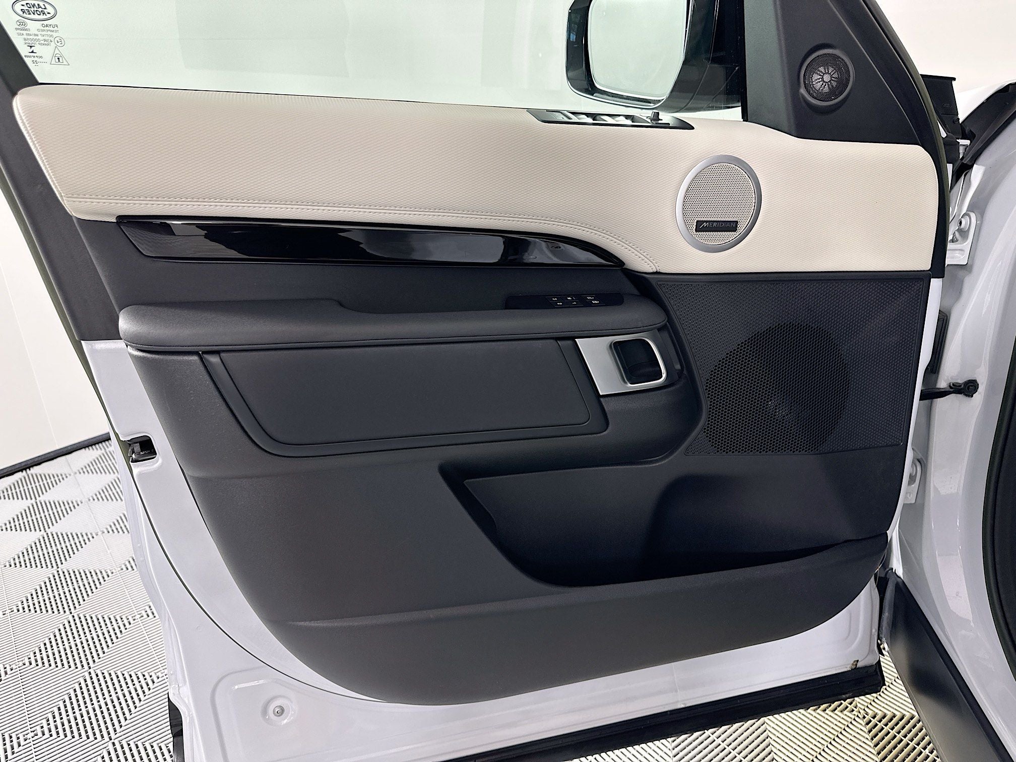 2023 Land Rover Discovery S R-Dynamic