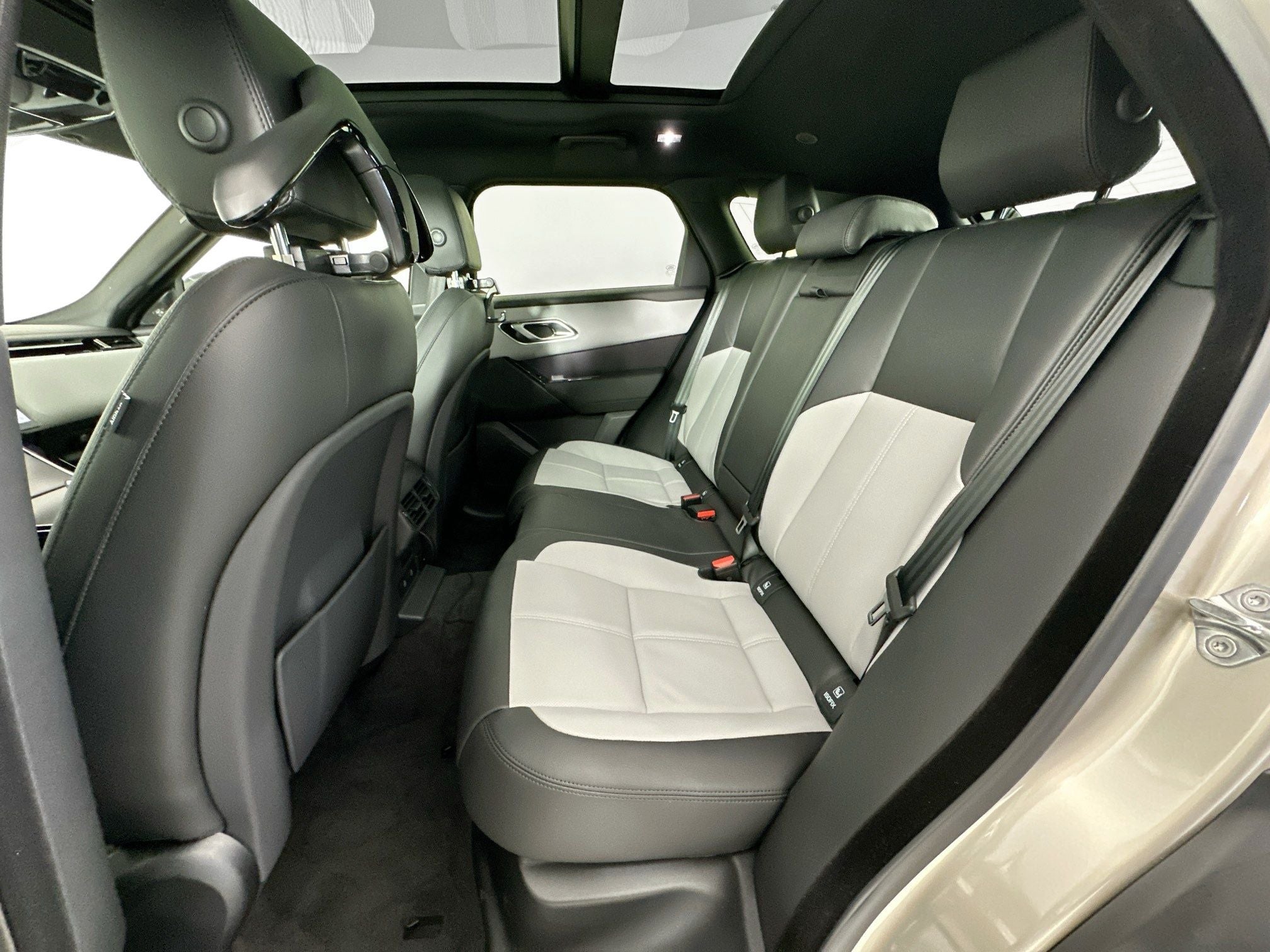 2026 Land Rover Range Rover Velar Dynamic SE