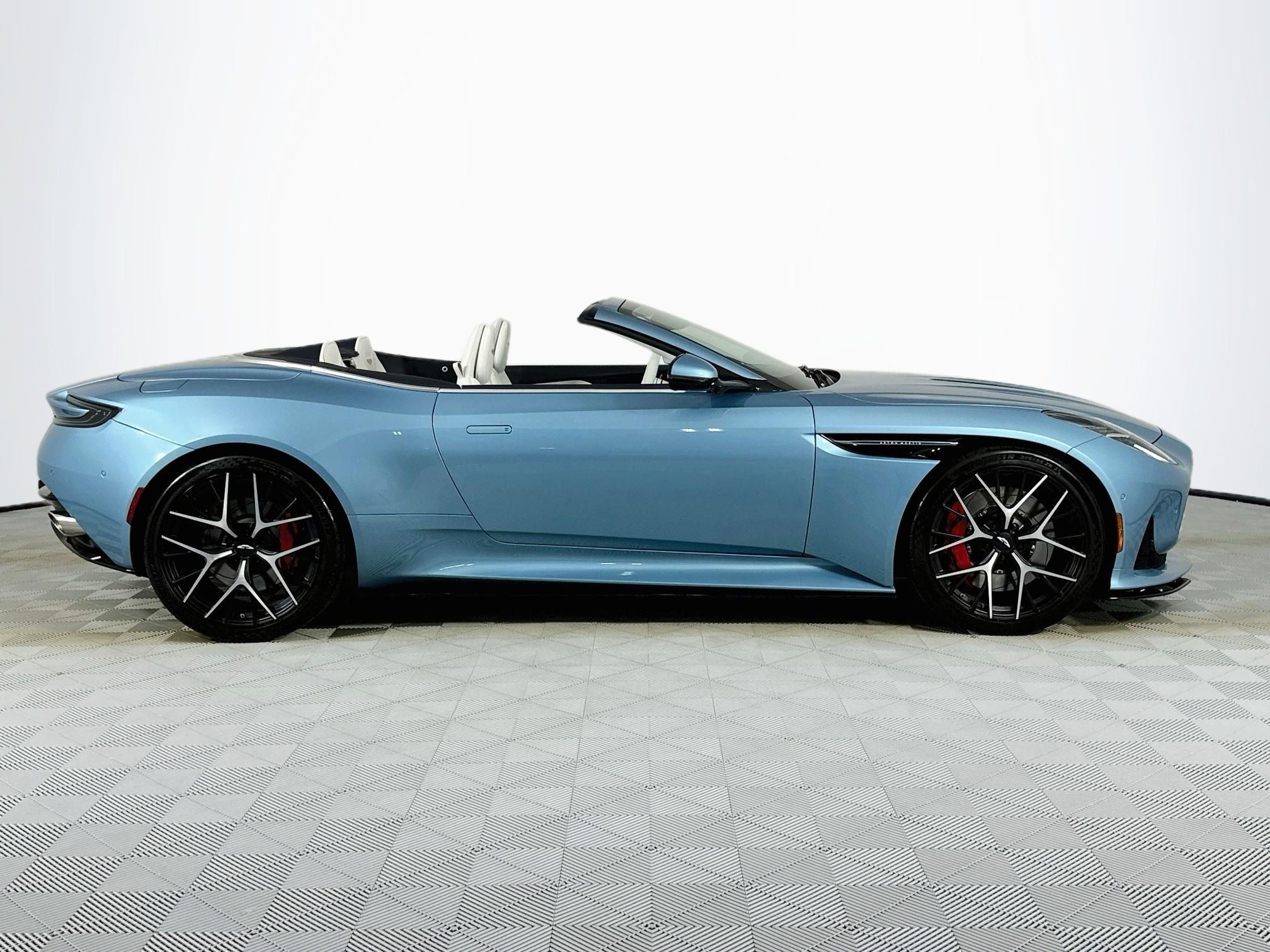 2024 Aston Martin DB12 Volante