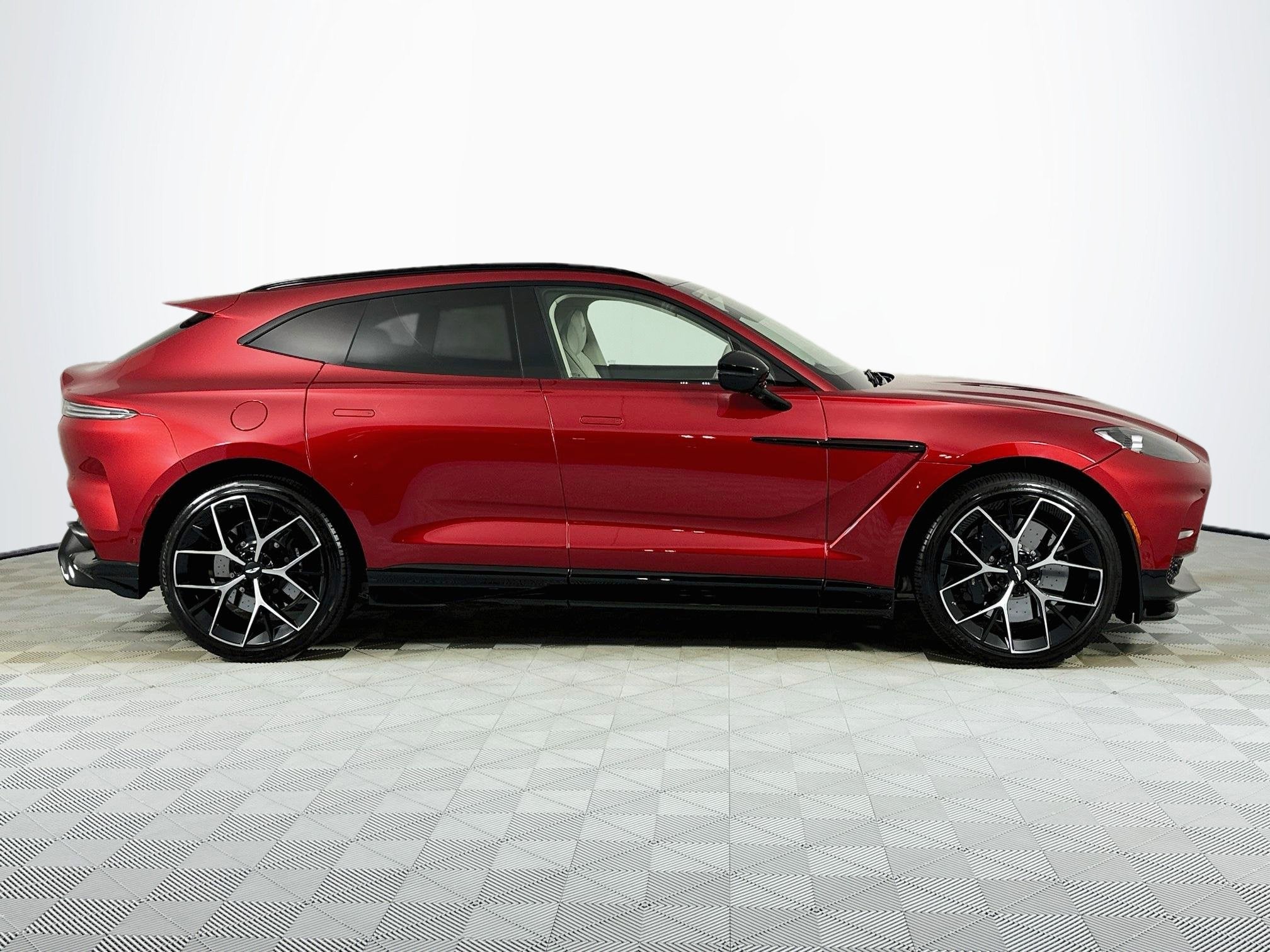 2025 Aston Martin DBX 707
