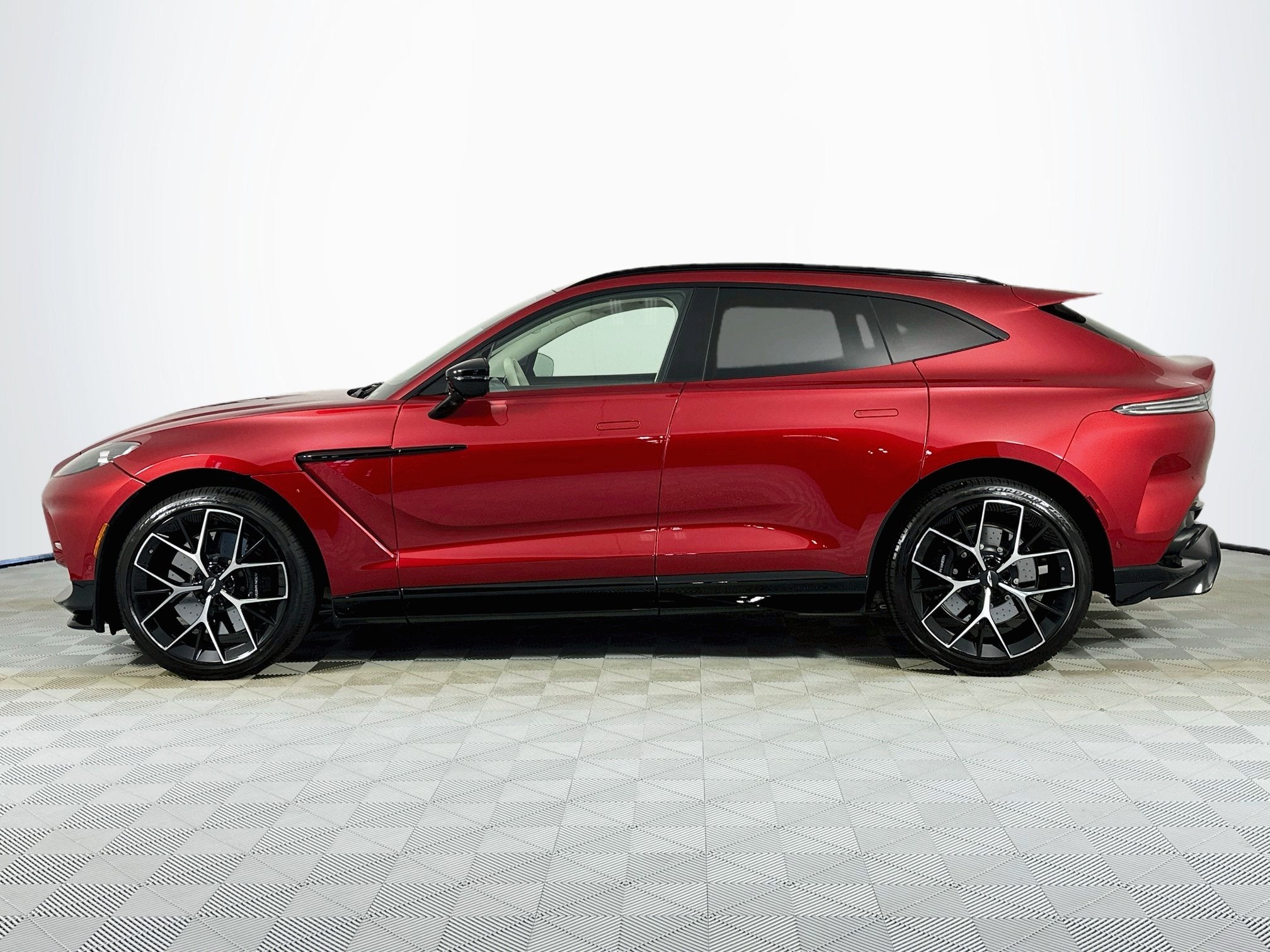 2025 Aston Martin DBX 707