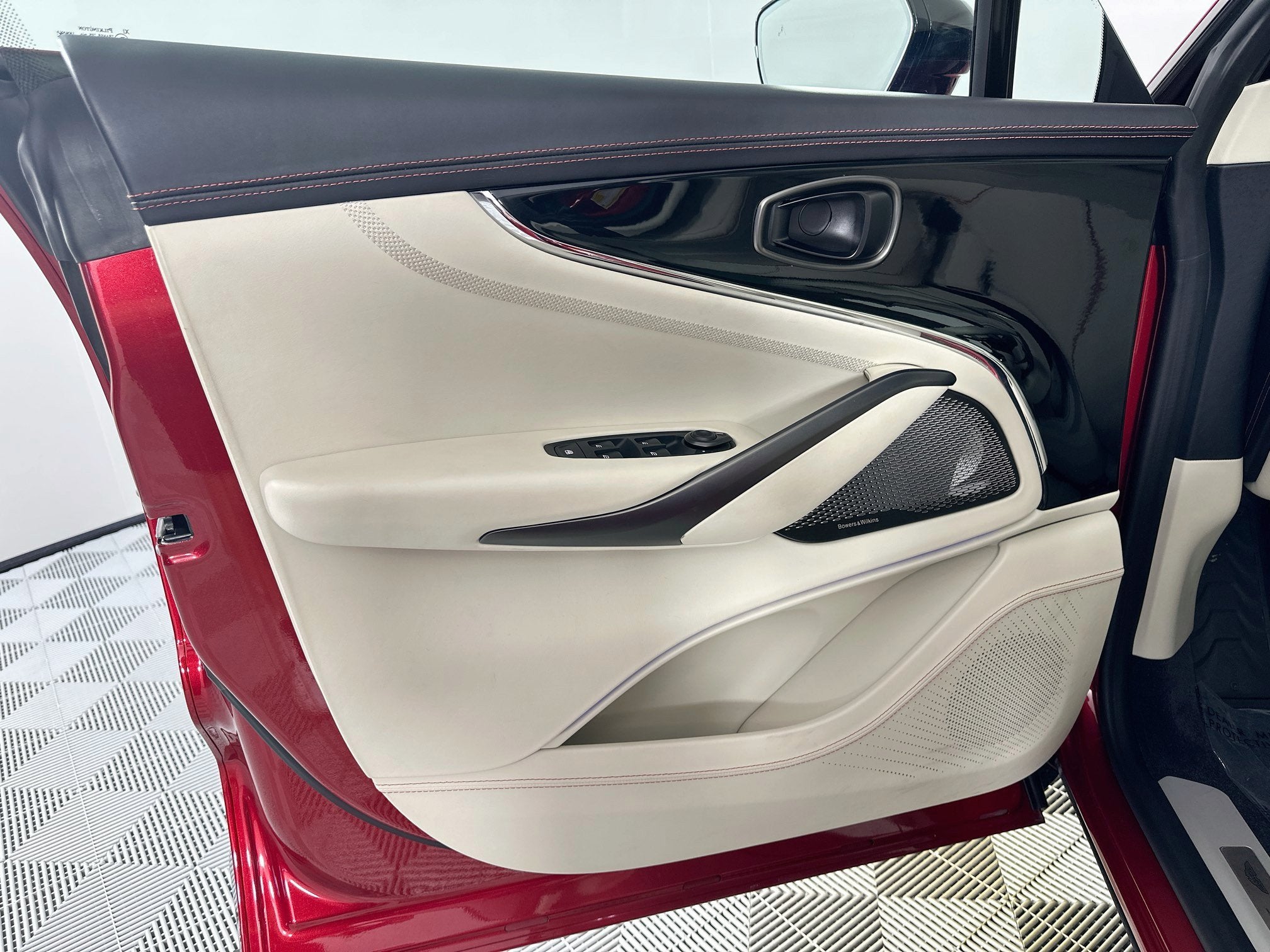 2025 Aston Martin DBX 707