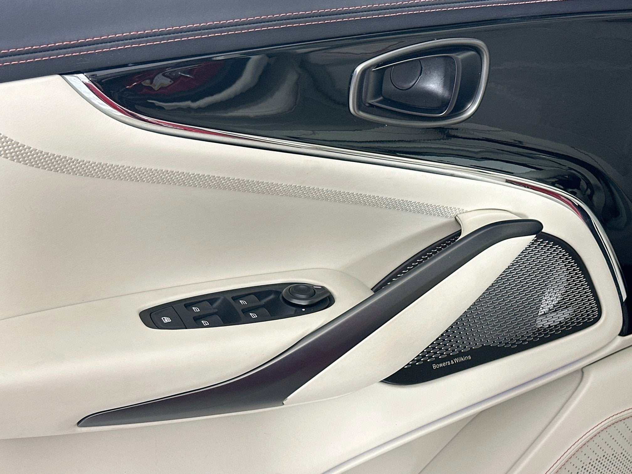 2025 Aston Martin DBX 707