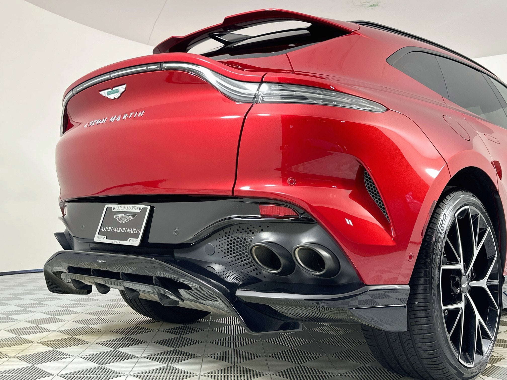 2025 Aston Martin DBX 707