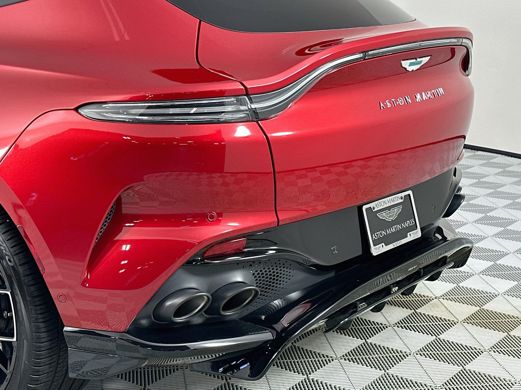 2025 Aston Martin DBX 707