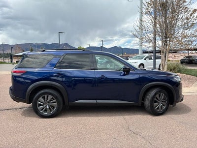 2024 Nissan Pathfinder SV