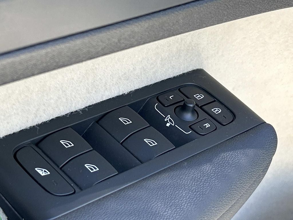 2024 Volvo XC40 B5 Plus Bright Theme