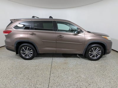 2017 Toyota Highlander SE V6 FWD