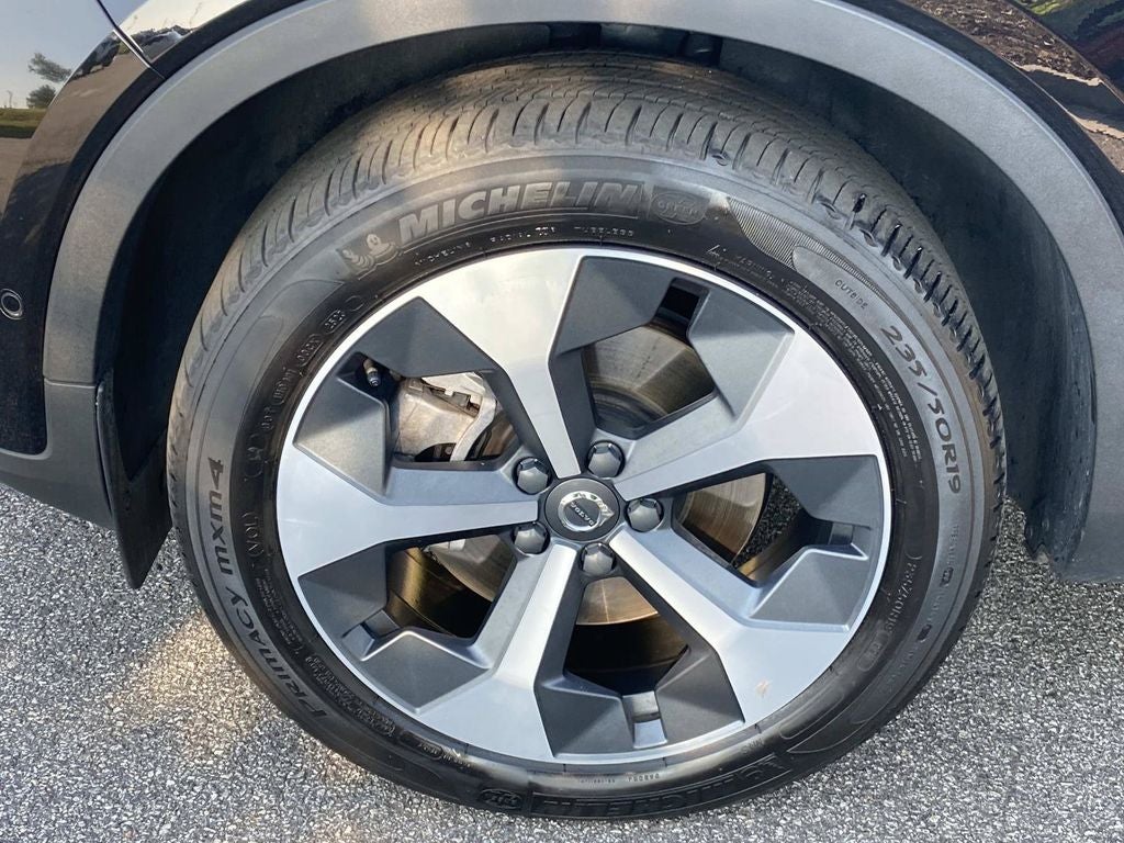 2024 Volvo XC40 B5 Plus Dark Theme