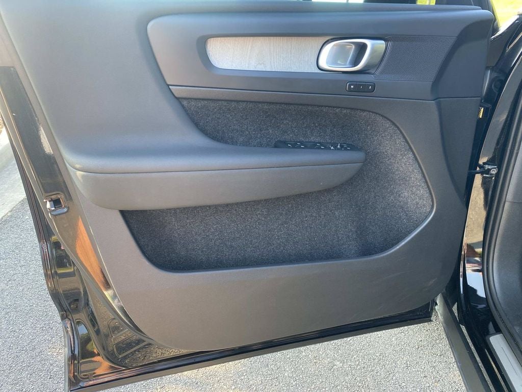 2024 Volvo XC40 B5 Plus Dark Theme